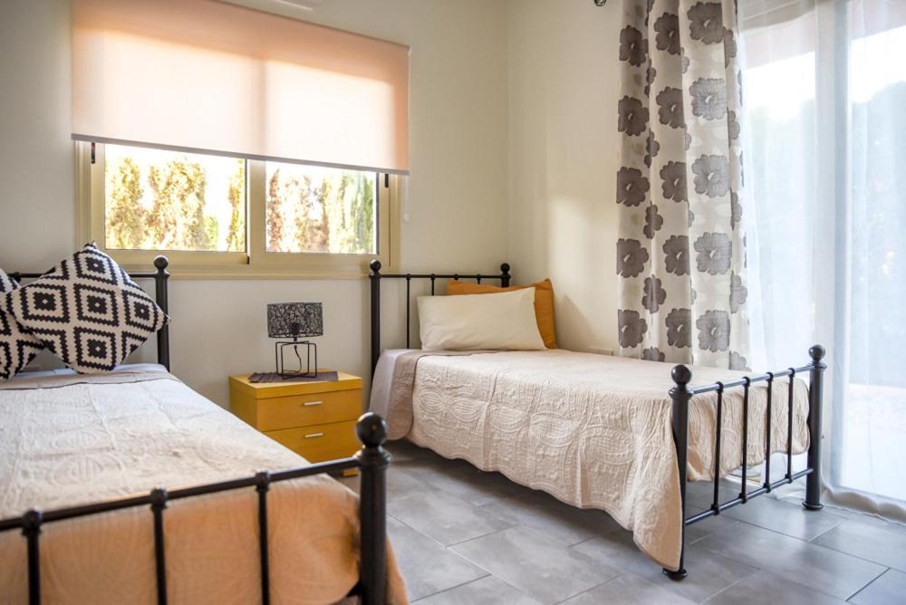 Beautiful Apartment Near The Sea And A Large Private Garden Paphos Exterior photo