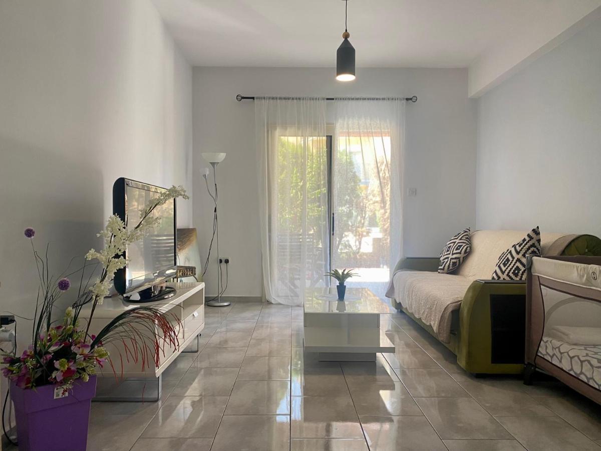 Beautiful Apartment Near The Sea And A Large Private Garden Paphos Exterior photo